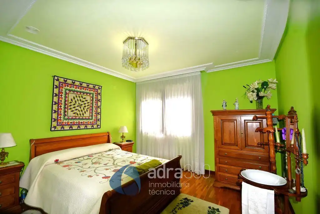 Habitación de Casa adosada en venta en Lardero con Calefacción, Terraza y Trastero
