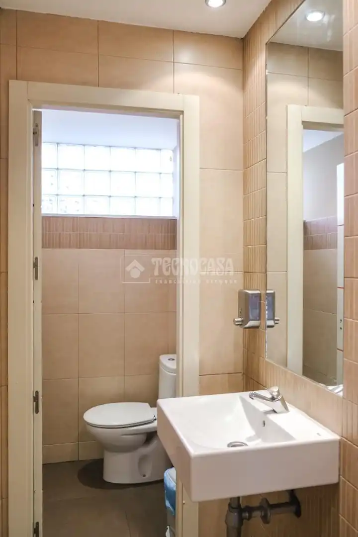 Bathroom of Commercial properties for sale in Madrid  with Air Conditioner and Terrace