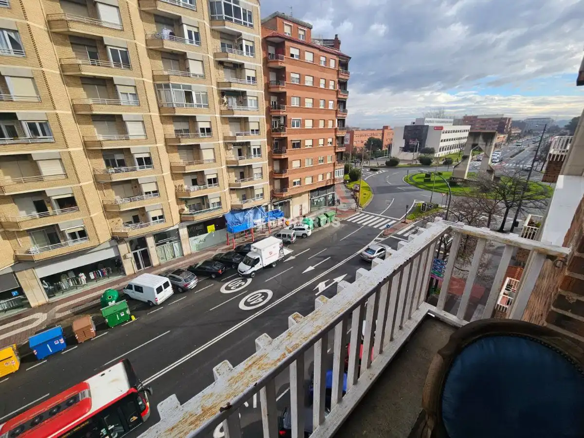 Vista exterior de Pis en venda en  Logroño amb Calefacció, Parquet i Terrassa