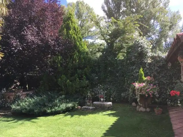 Jardí de Casa adosada en venda en San Andrés del Rabanedo amb Aire condicionat, Calefacció i Jardí privat