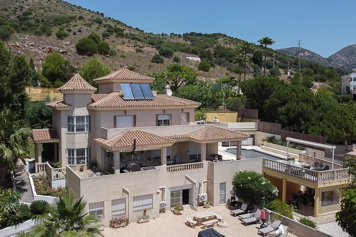 Vista exterior de Casa o xalet en venda en Benalmádena amb Aire condicionat, Calefacció i Jardí privat