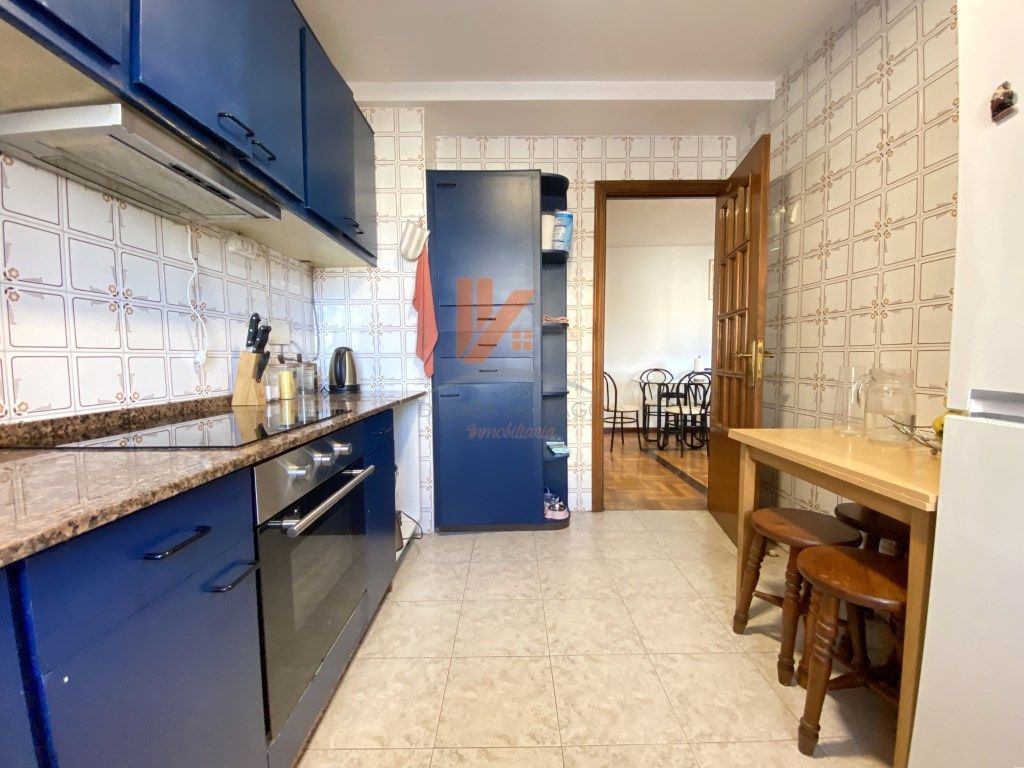 Kitchen of Flat for sale in Santiago de Compostela   with Furnished and Oven