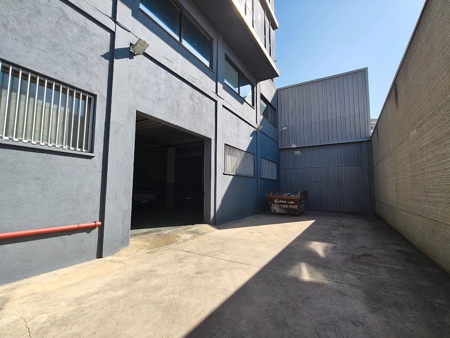 Vista exterior de Nau industrial en venda en Cornellà de Llobregat amb Calefacció