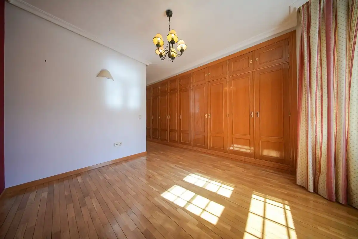Habitación de Casa adosada en venta en Pozuelo de Alarcón con Aire acondicionado, Calefacción y Jardín privado