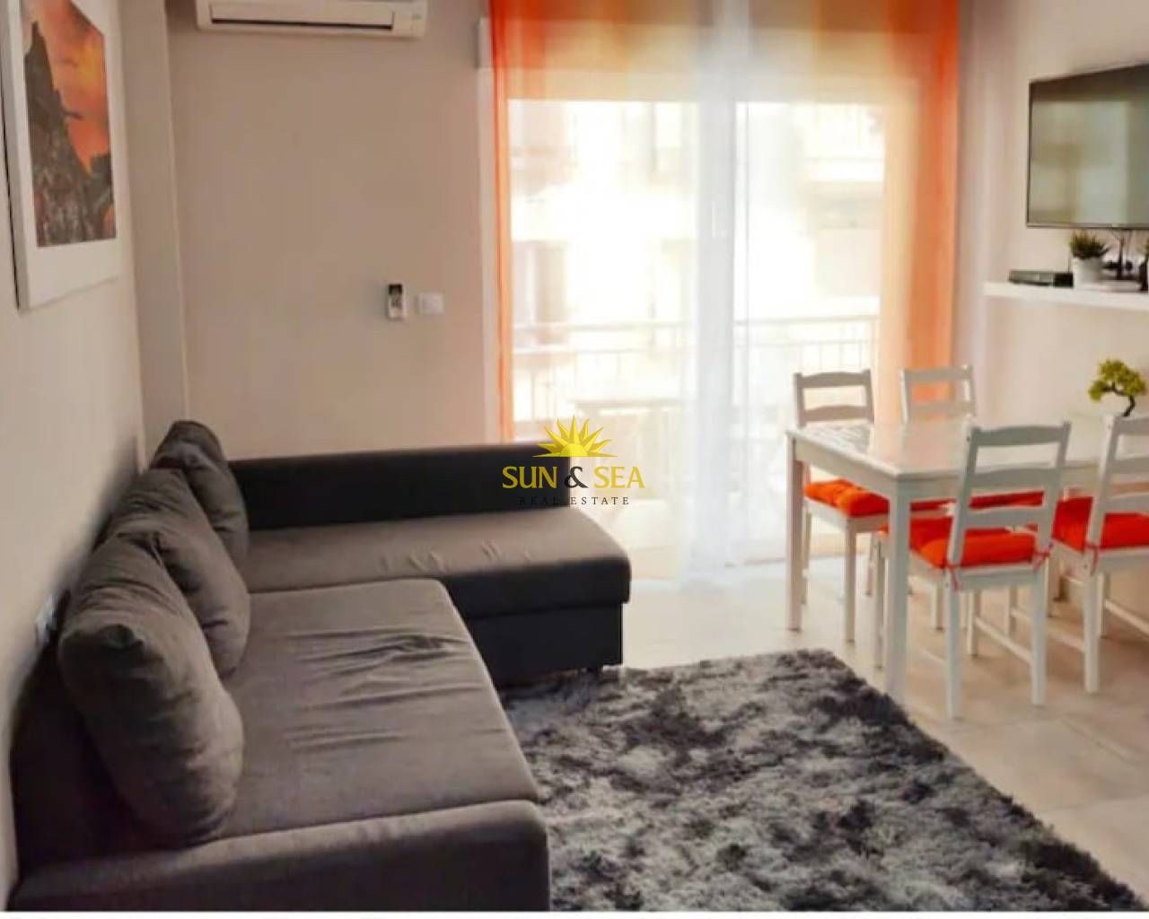 Sala d'estar de Apartament de lloguer en Torrevieja amb Aire condicionat, Calefacció i Terrassa