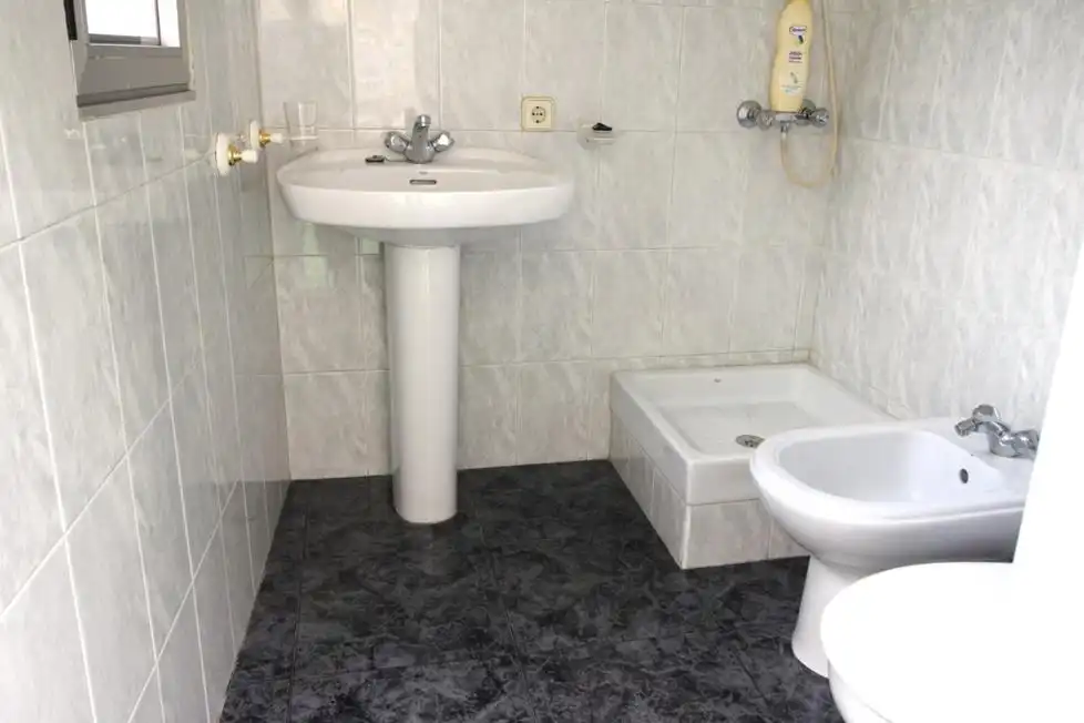 Bany de Casa o xalet en venda en Oviedo  amb Moblat