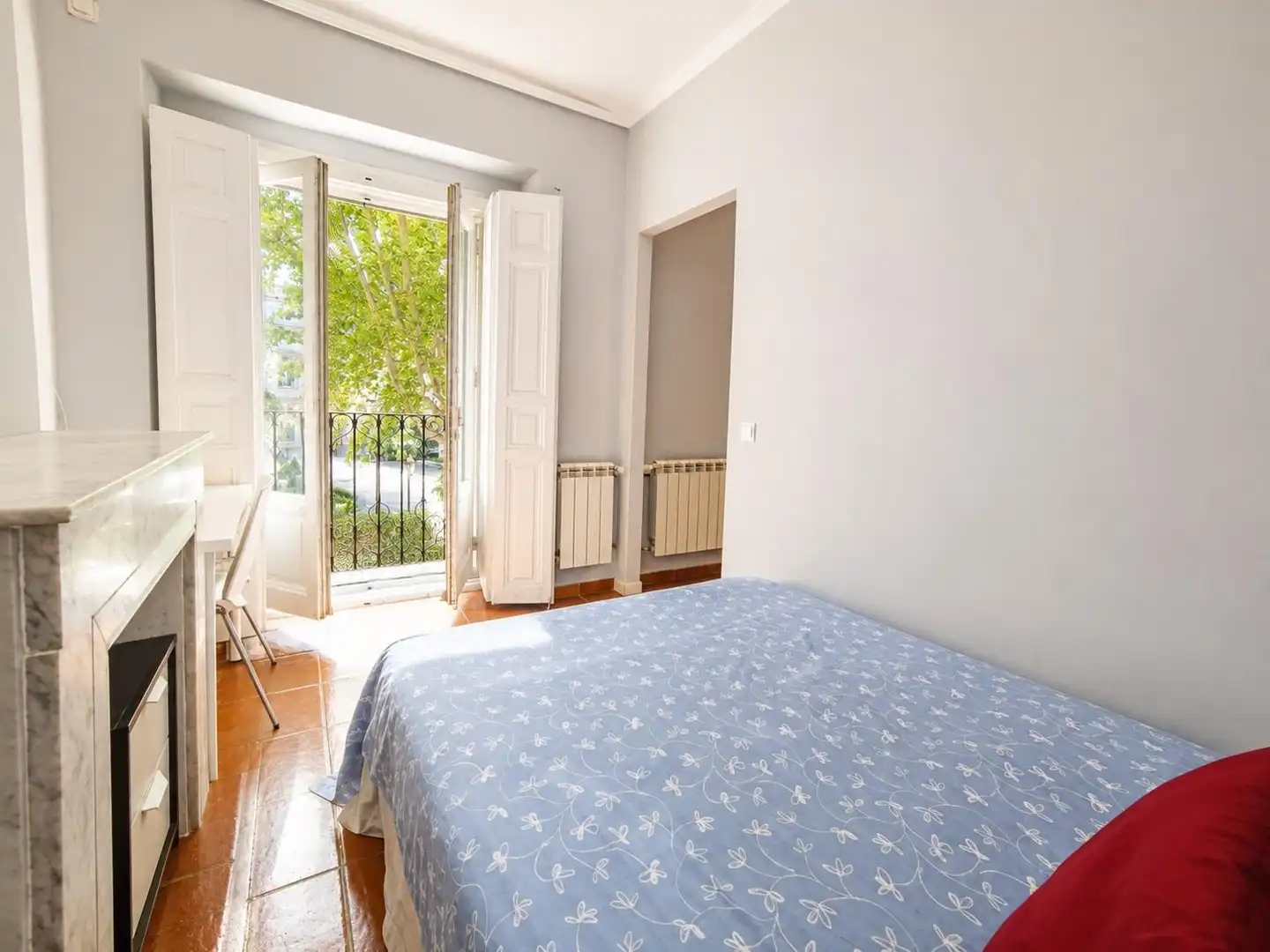 Schlafzimmer von Wohnung zur Miete in Madrid mit Heizung, Möbliert und Balkon