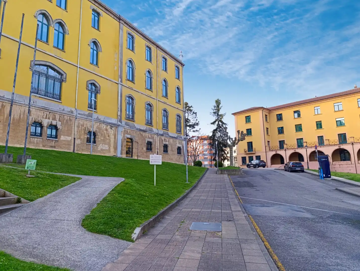 Vista exterior de Pis en venda en Oviedo  amb Calefacció