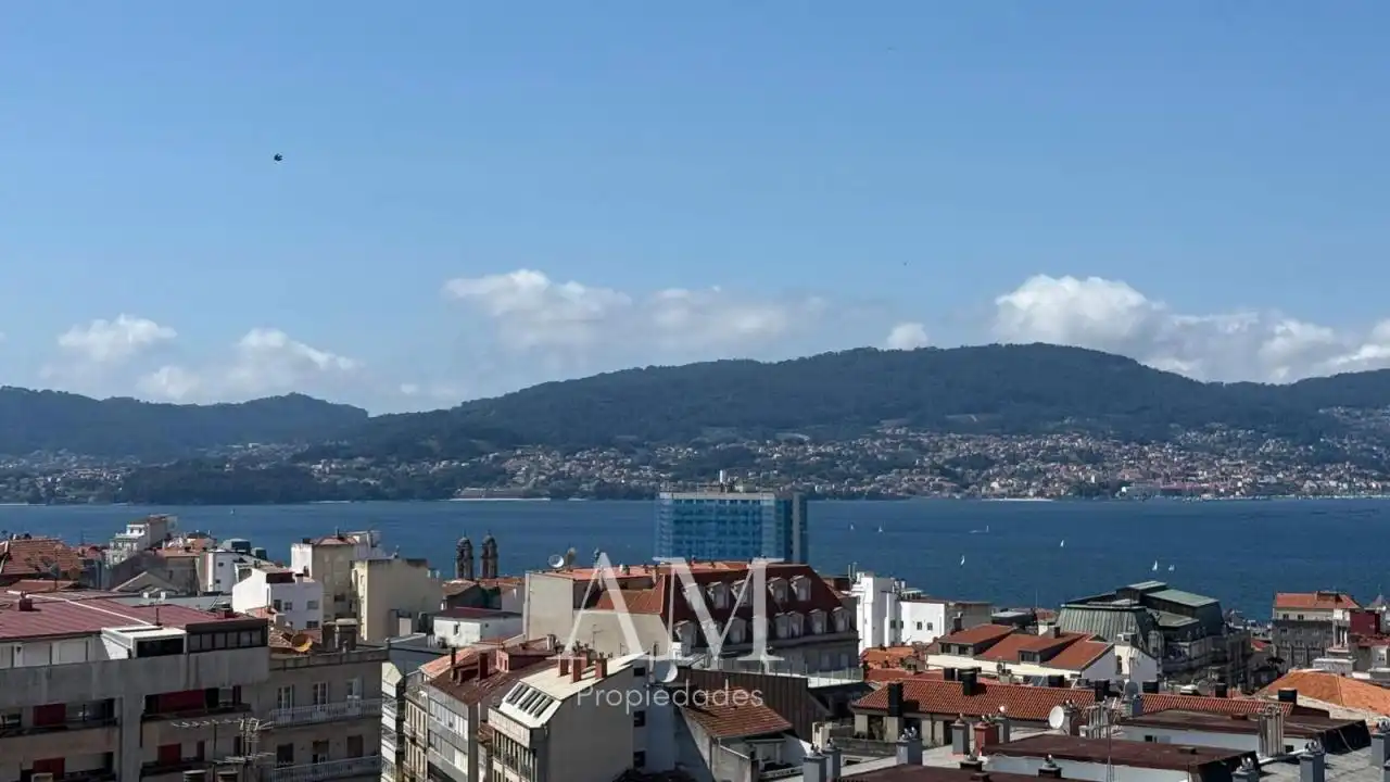 Dormitori de Dúplex en venda en Vigo  amb Calefacció, Terrassa i Traster