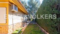 Exterior view of House or chalet for sale in Serra  with Terrace, Swimming Pool and Balcony