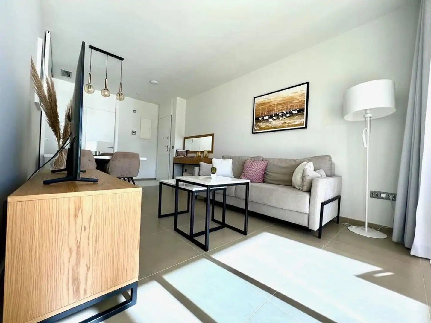 Sala d'estar de Casa o xalet de lloguer en Benidorm amb Aire condicionat, Jardí privat i Moblat