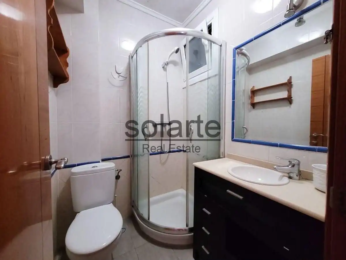 Bathroom of Ground floor for sale in Nou Barris