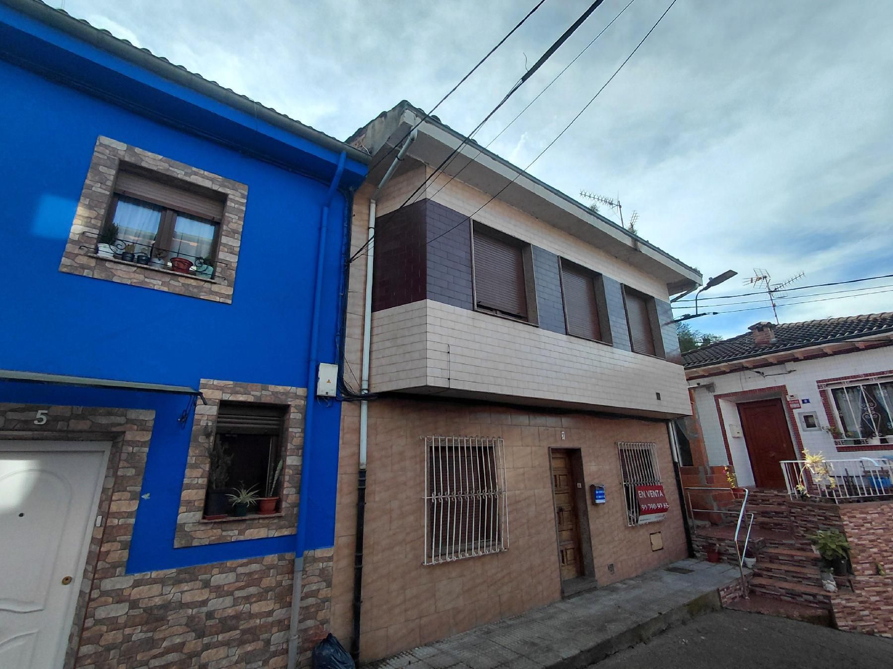 Vista exterior de Casa o xalet en venda en San Martín del Rey Aurelio amb Jardí privat