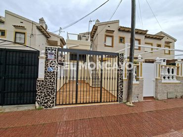 Adossat amb piscina en venda a Orihuela Costa