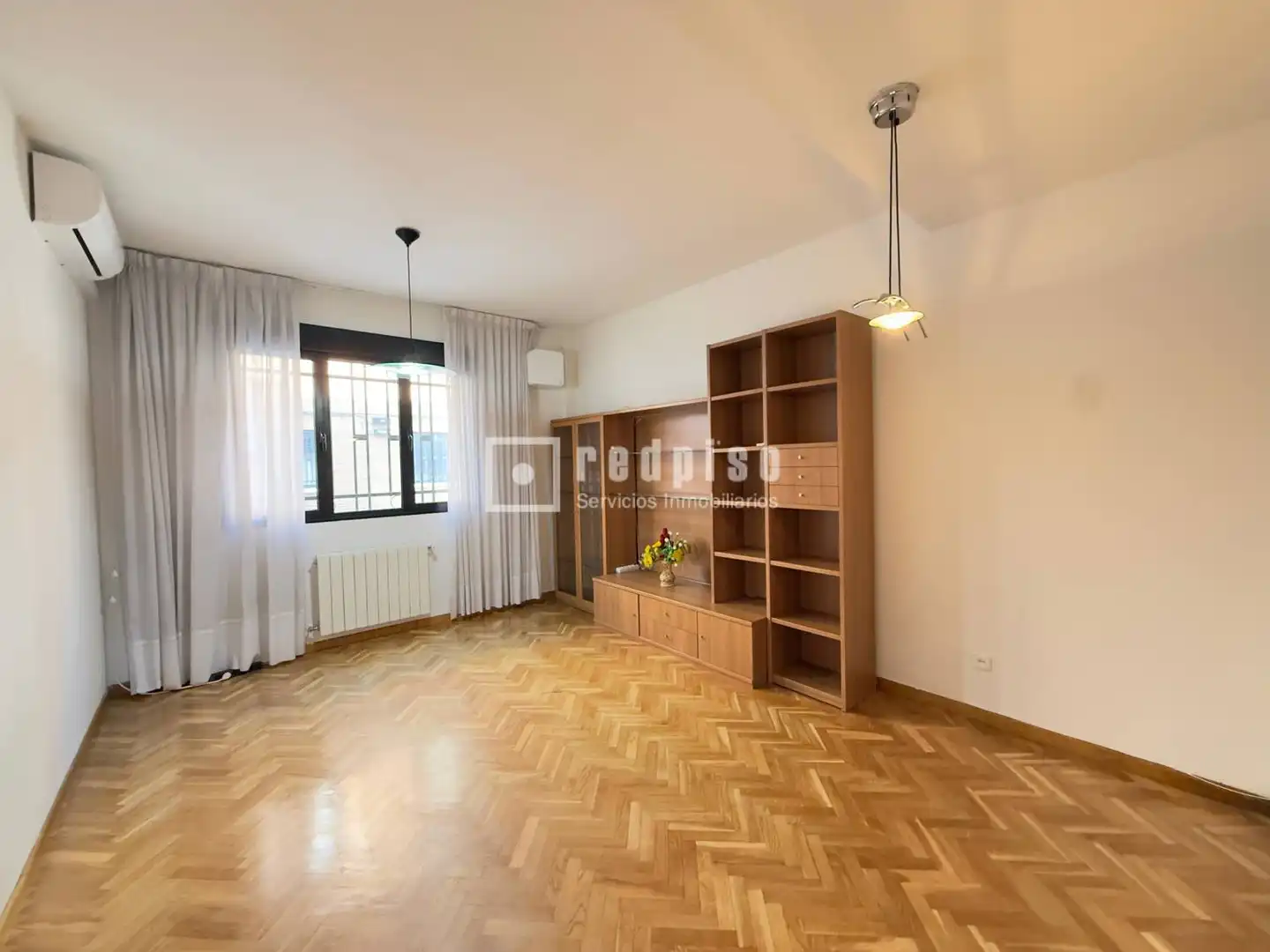 Living room of Flat for sale in Madrid  with Air Conditioner, Heating and Parquet flooring