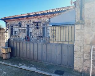 Vista exterior de Casa o xalet en venda en Navaluenga amb Terrassa