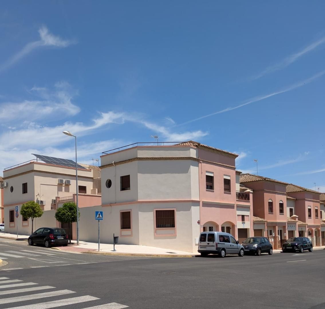 Vista exterior de Casa adosada en venda en Alcalá de Guadaira amb Terrassa i Traster