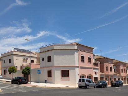 Vista exterior de Casa adosada en venda en Alcalá de Guadaira amb Terrassa i Traster