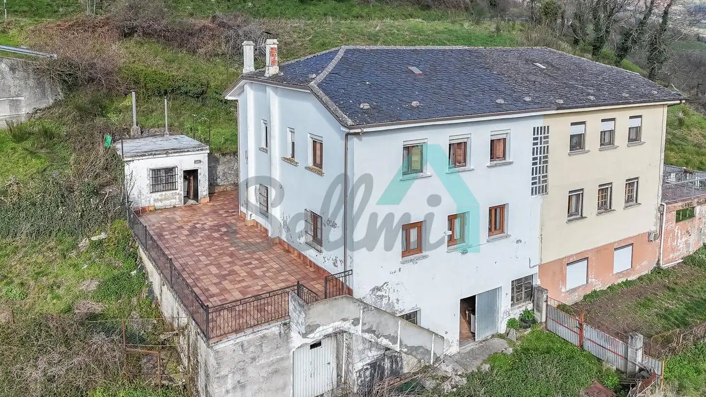 Vista exterior de Casa adosada en venda en Cangas del Narcea amb Calefacció, Jardí privat i Terrassa