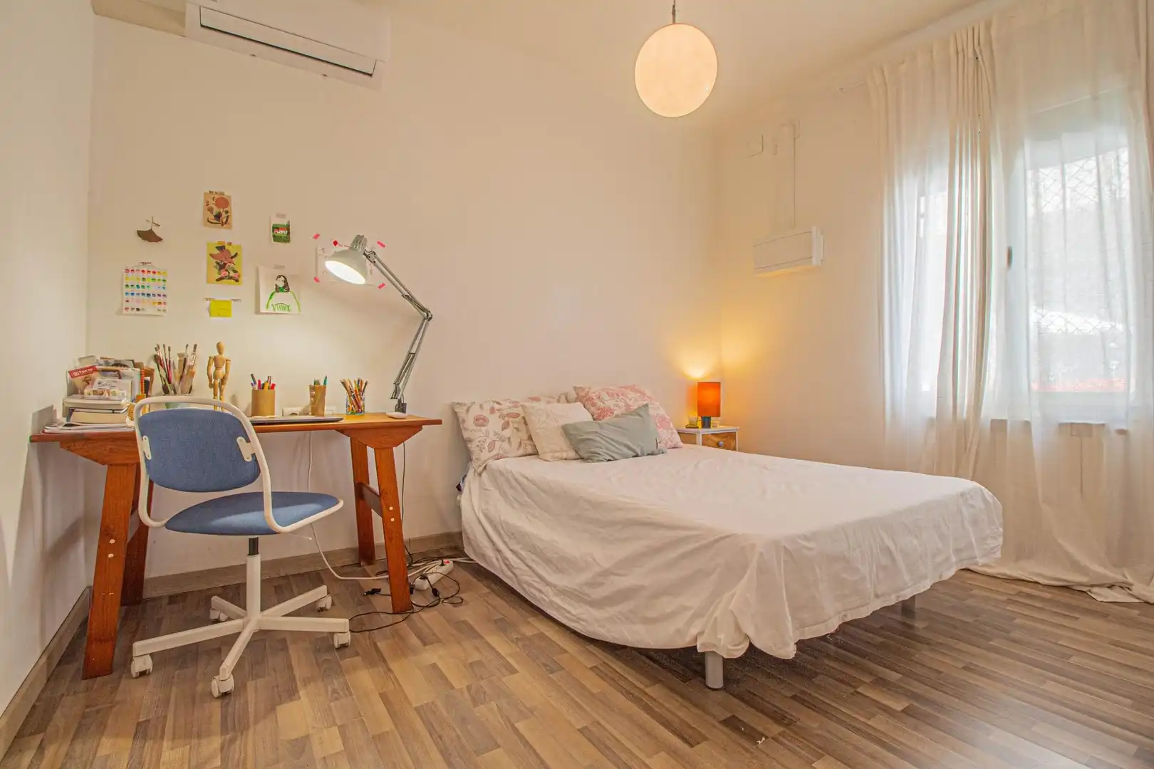 Dormitori de Casa o xalet en venda en Figueres amb Calefacció, Parquet i Terrassa