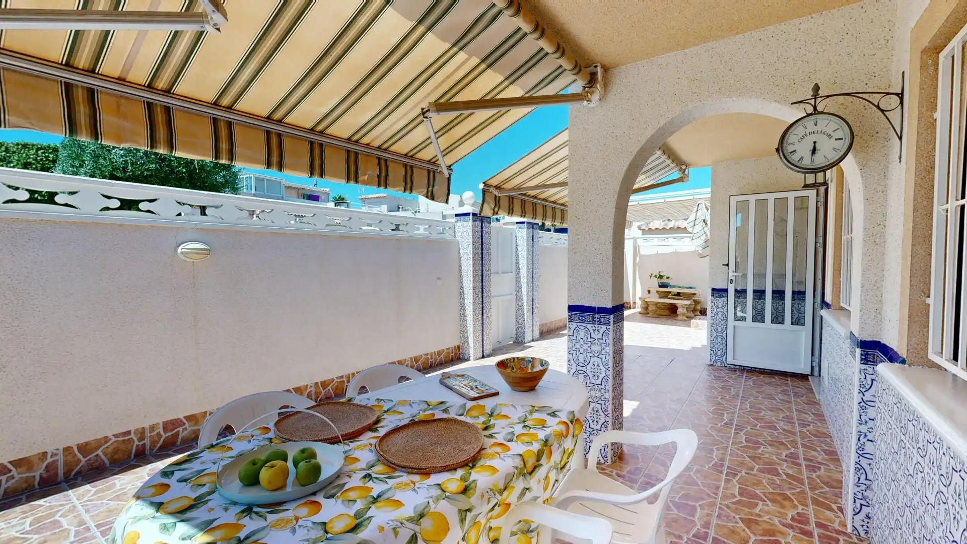 Terrassa de Casa adosada en venda en Torrevieja amb Aire condicionat, Calefacció i Jardí privat
