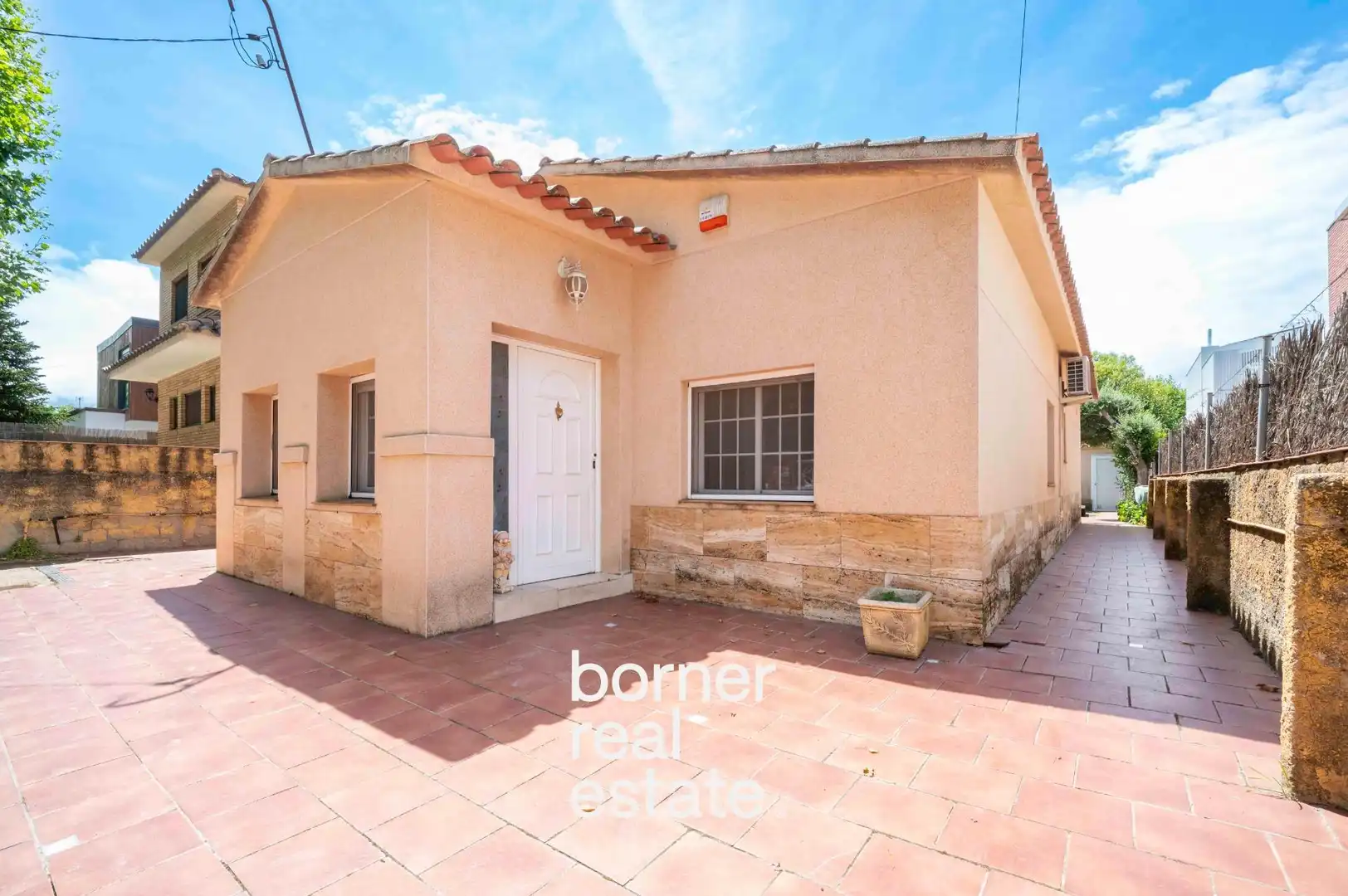 Vista exterior de Casa o xalet en venda en Sant Cugat del Vallès amb Aire condicionat, Calefacció i Jardí privat