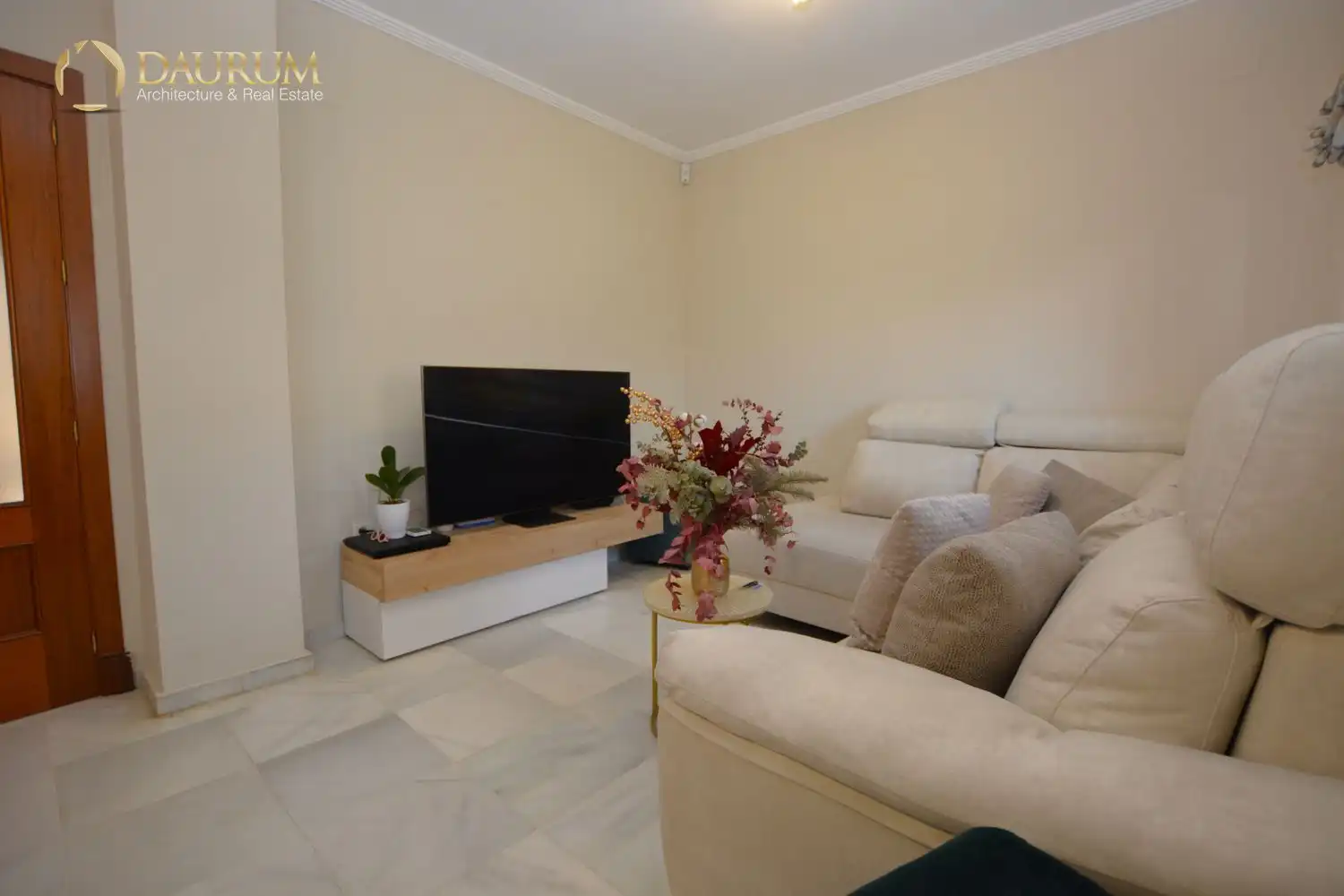 Sala d'estar de Casa adosada en venda en Espartinas amb Aire condicionat, Calefacció i Jardí privat