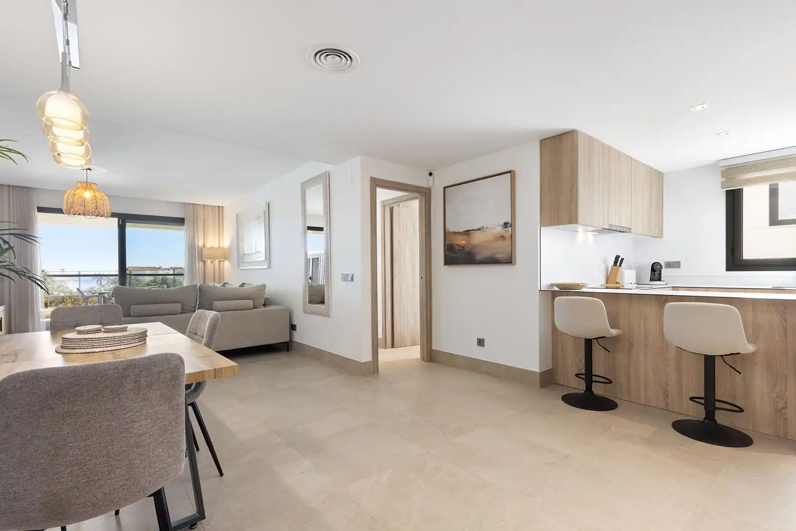 Sala d'estar de Apartament en venda en Casares amb Aire condicionat, Terrassa i Moblat