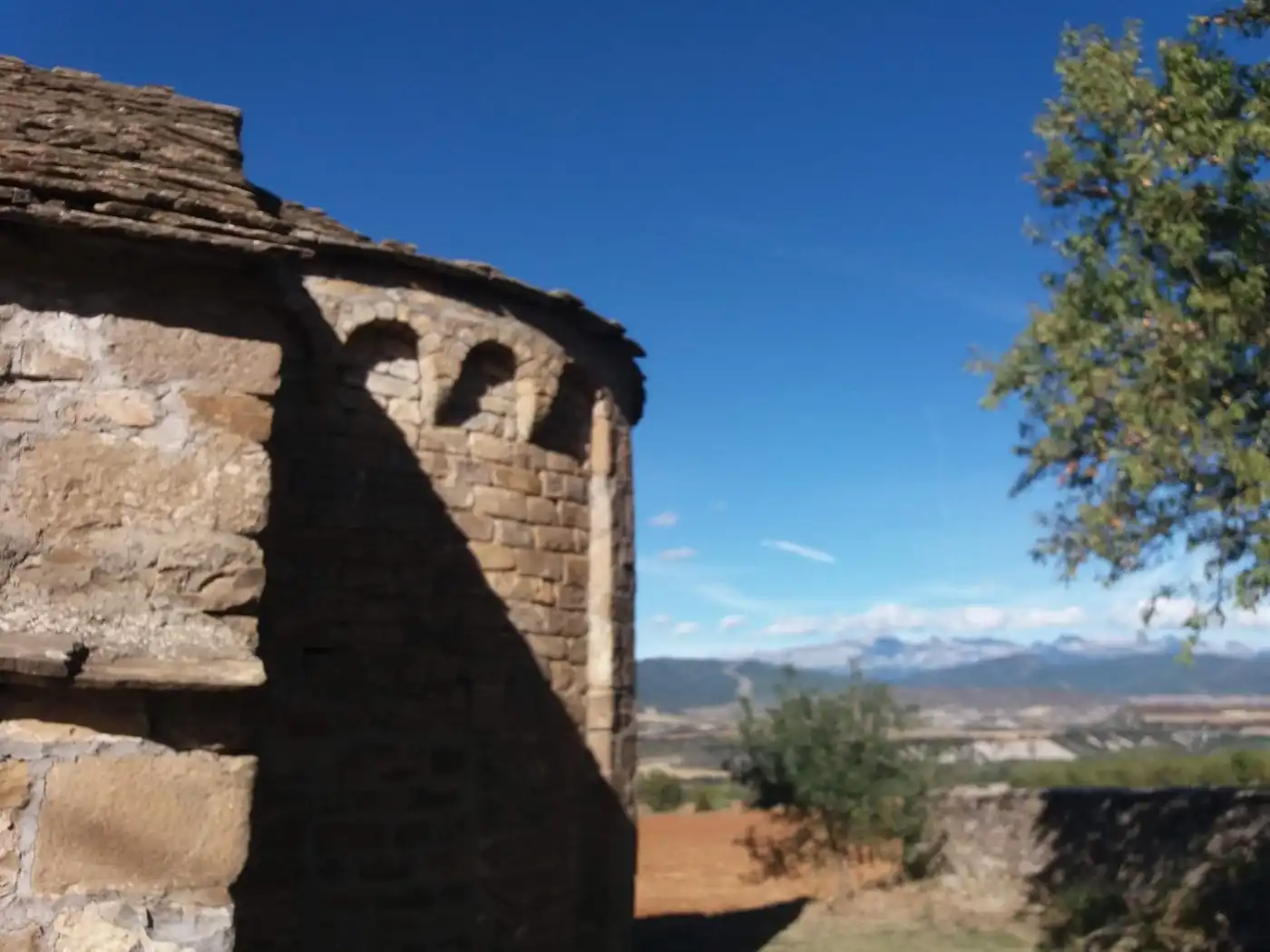 Vista exterior de Finca rústica en venda en Santa Cruz de la Serós amb Calefacció, Jardí privat i Moblat