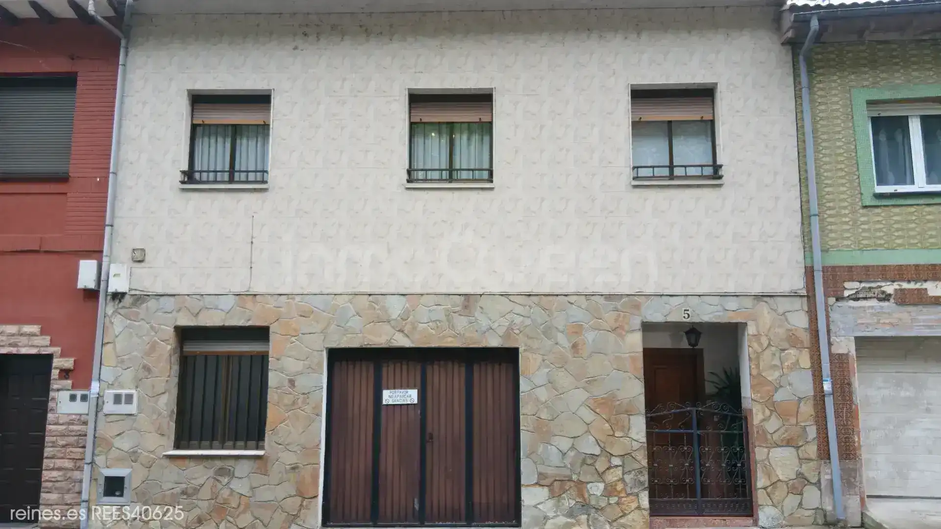 Vista exterior de Casa adosada en venda en Mieres (Asturias) amb Calefacció, Terrassa i Moblat