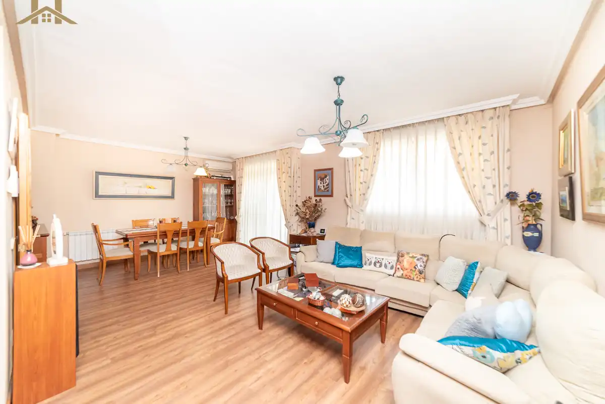 Sala de estar de Casa adosada en venta en Boadilla del Monte con Aire acondicionado, Calefacción y Jardín privado