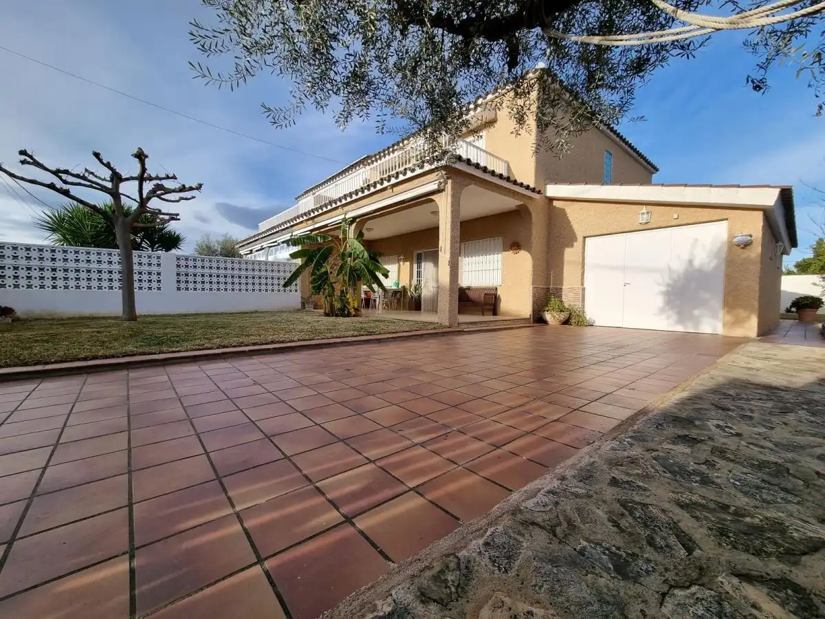 Vista exterior de Casa o xalet en venda en Castellón de la Plana / Castelló de la Plana amb Aire condicionat, Calefacció i Terrassa