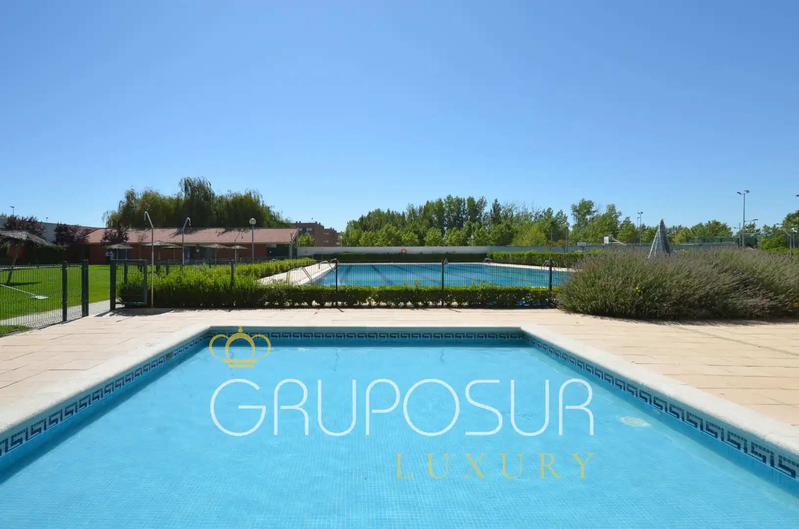 Piscina de Casa adosada en venta en Valladolid con Calefacción, Jardín privado y Parquet
