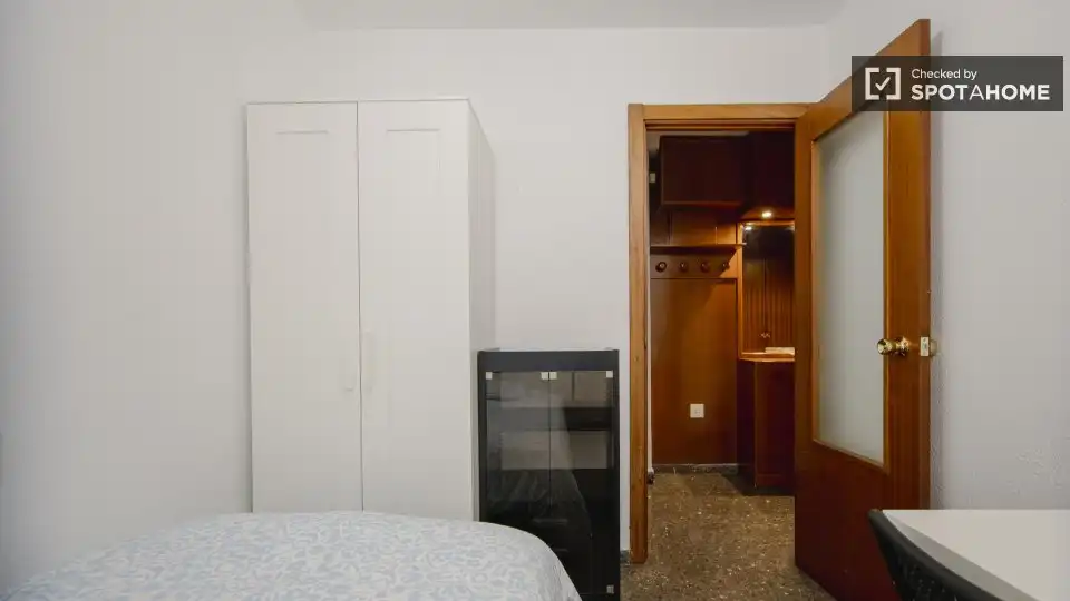 Habitación de Piso de alquiler en Valencia con Aire acondicionado, Calefacción y Amueblado