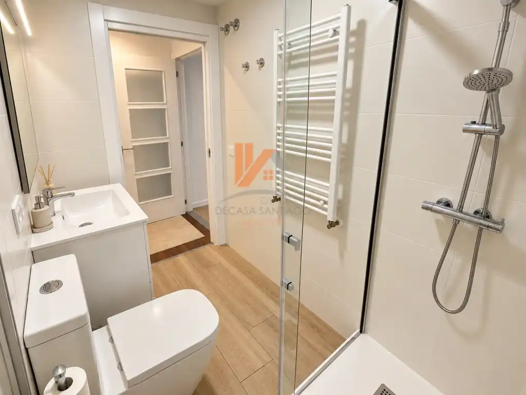 Bathroom of Flat for share in Santiago de Compostela   with Oven, Washing machine and Microwave