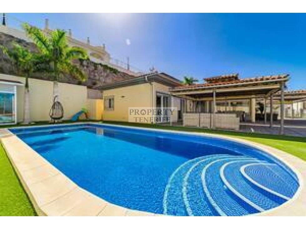 Vista exterior de Casa o xalet en venda en Adeje amb Piscina