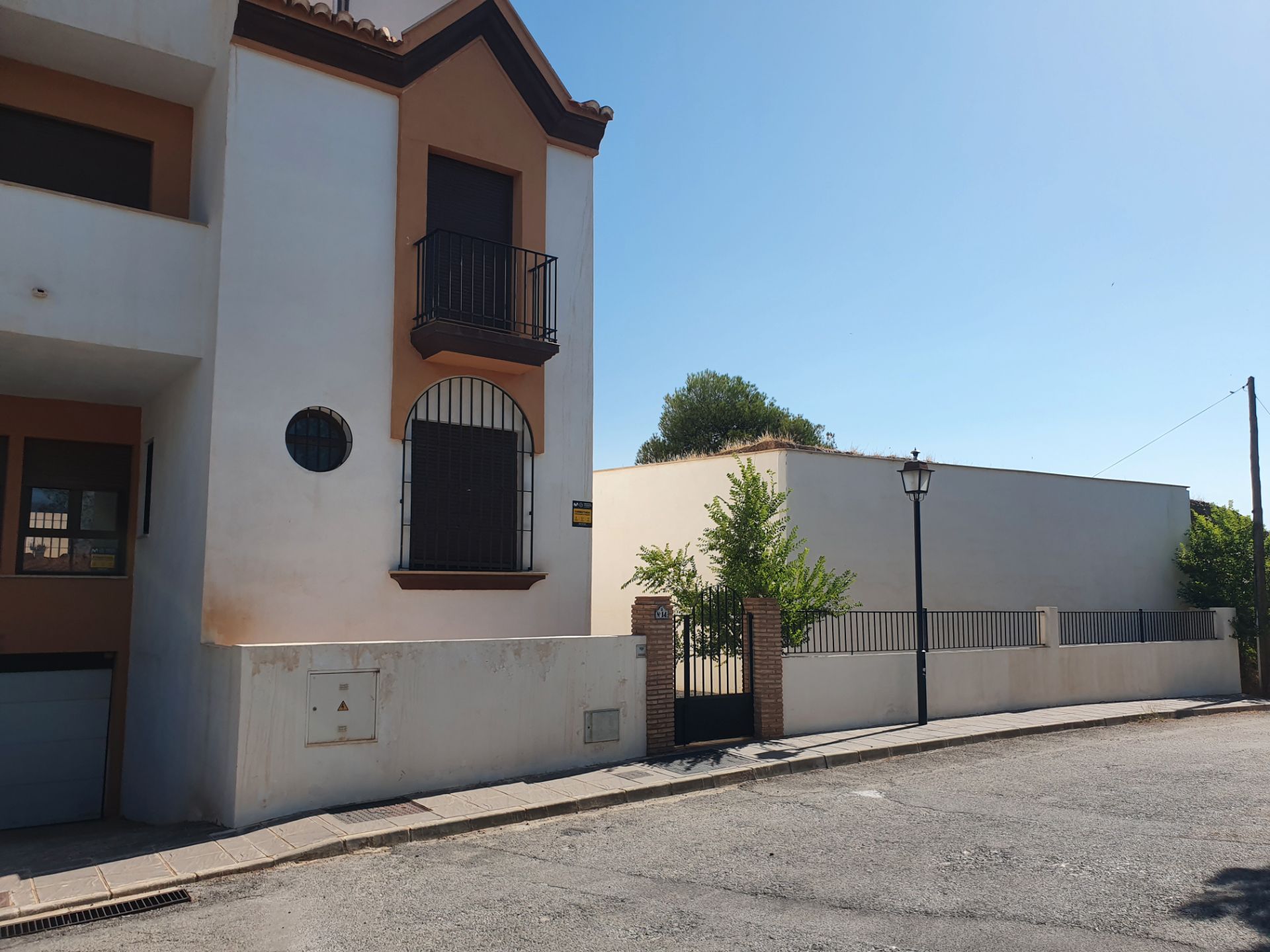 Vista exterior de Casa adosada de lloguer en Guadix amb Jardí privat, Terrassa i Moblat