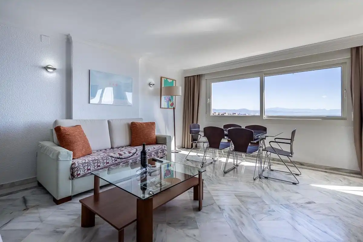 Sala d'estar de Pis en venda en Benalmádena amb Aire condicionat, Terrassa i Traster
