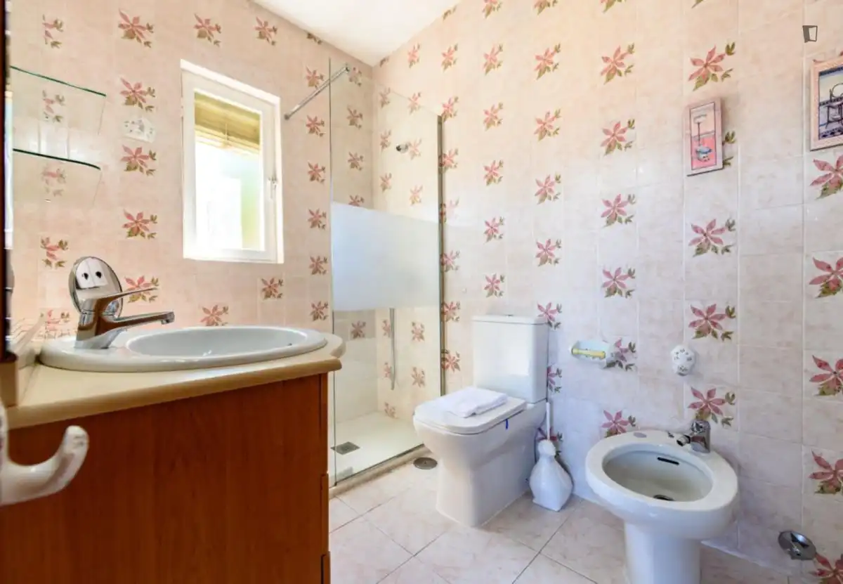 Bany de Apartament de lloguer en Madrid amb Aire condicionat, Moblat i Forn
