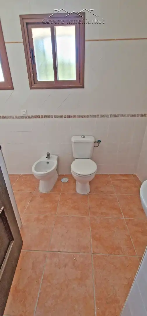 Badezimmer von Einfamilien-Reihenhaus zum Verkauf in El Puerto de Santa María mit Privatgarten und Balkon