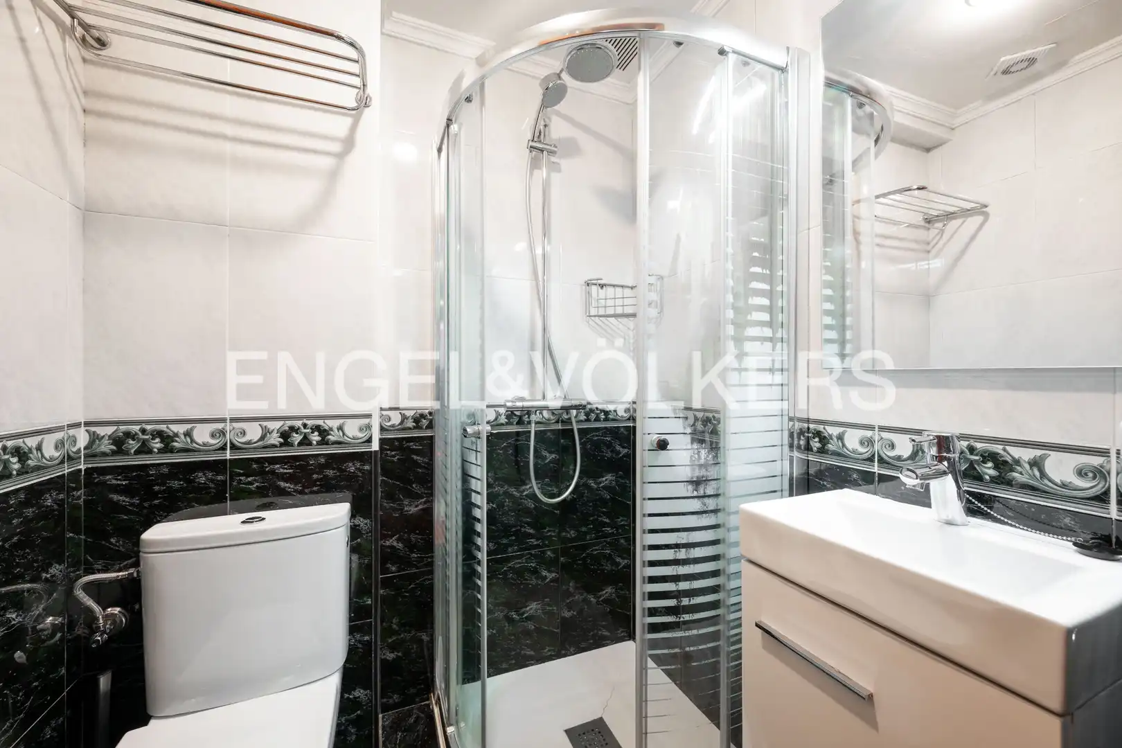 Bathroom of Flat for sale in Donostia - San Sebastián   with Air Conditioner, Heating and Private garden
