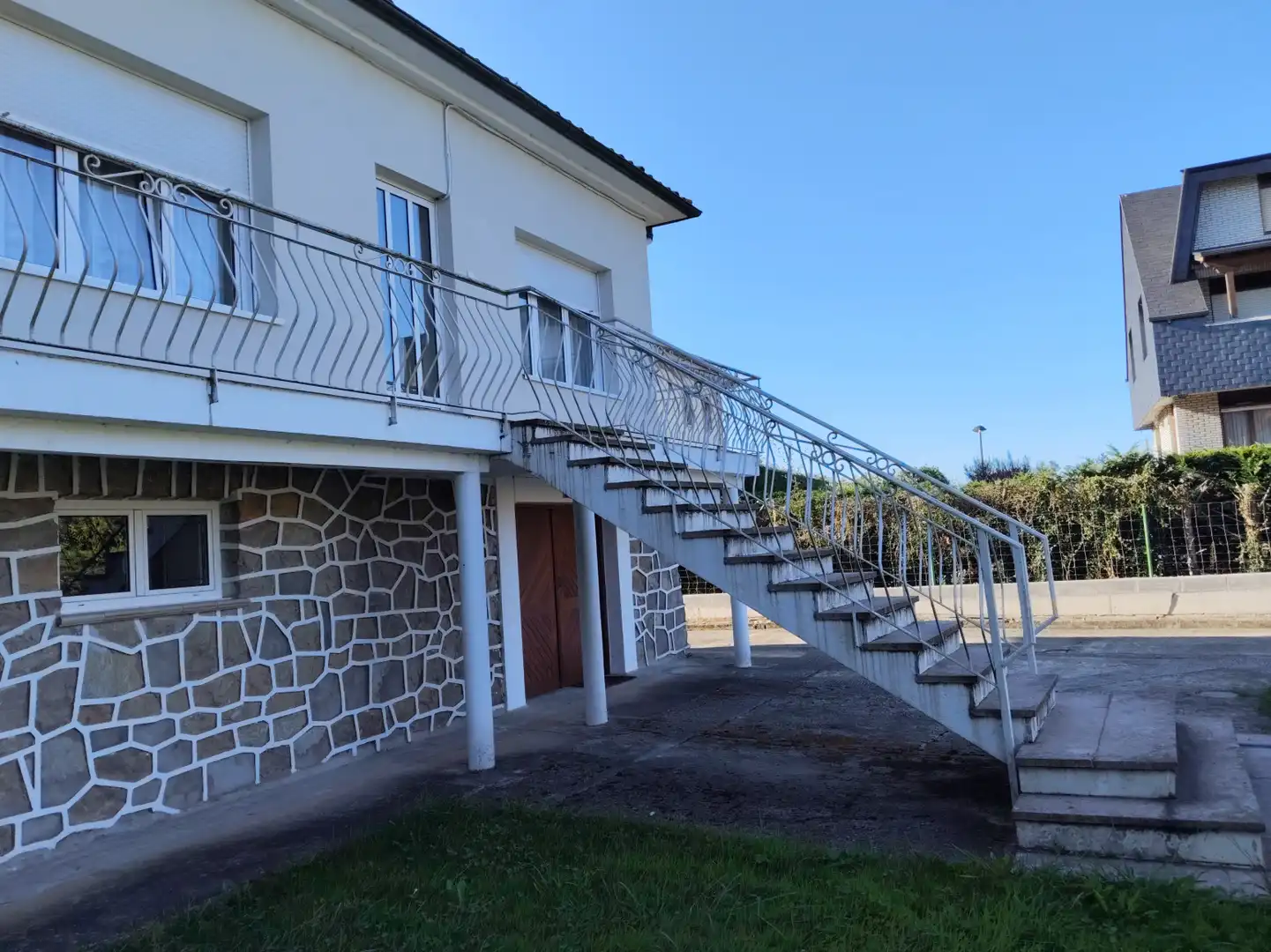 Vista exterior de Casa o chalet en venta en Torrelavega  con Calefacción, Jardín privado y Terraza