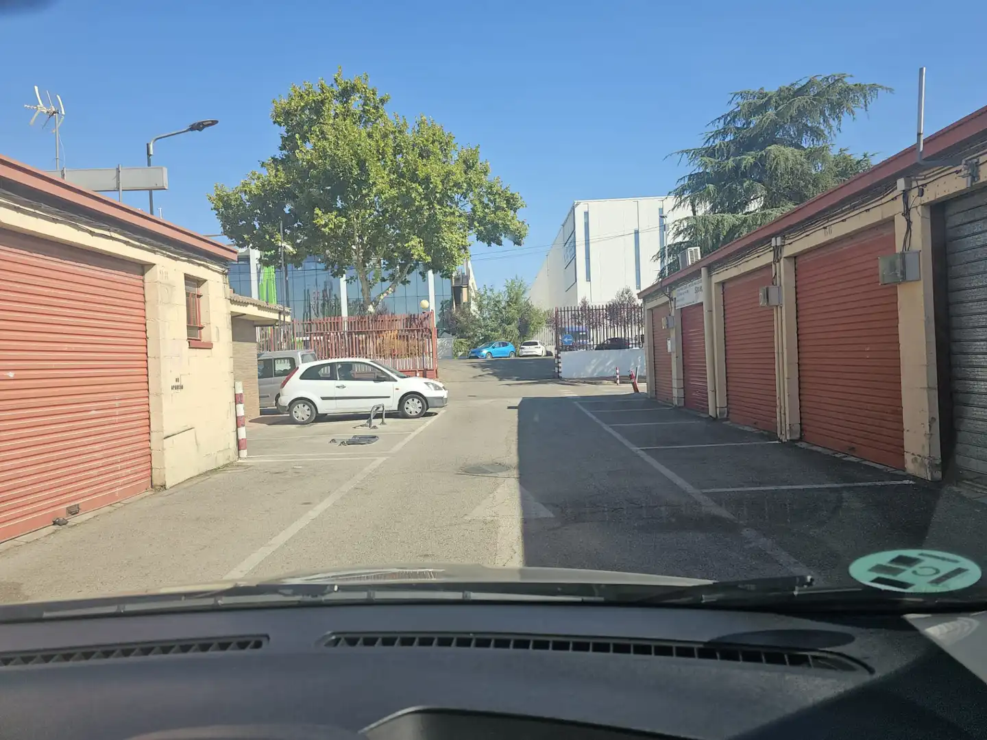 Parkplatz von Fabrikhallen zur Miete in San Fernando de Henares mit Heizung