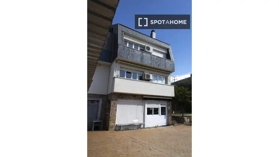 Vista exterior de Pis per a compartir en Pozuelo de Alarcón amb Aire condicionat, Calefacció i Moblat