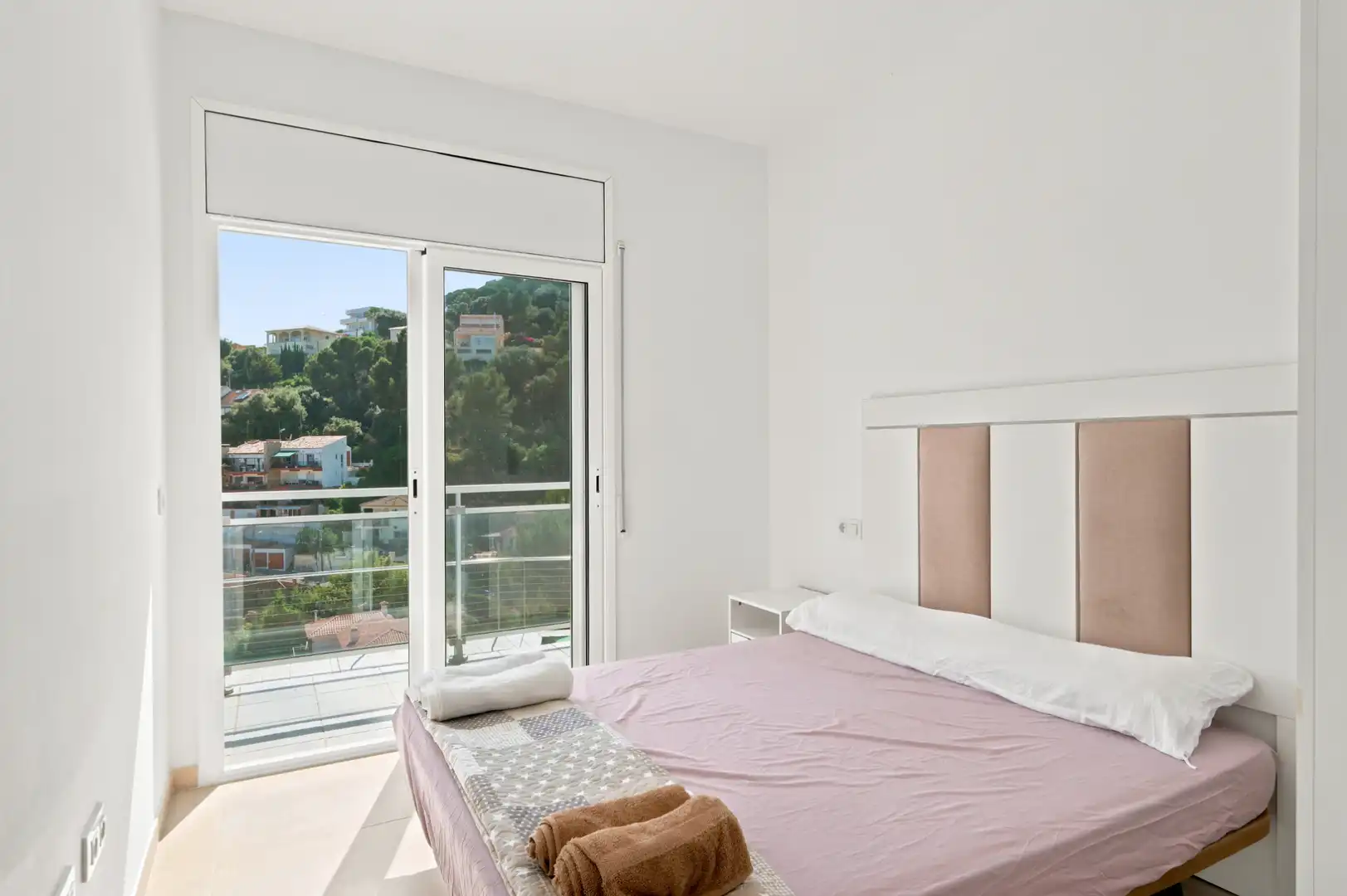 Schlafzimmer von Einfamilien-Reihenhaus zum Verkauf in Santa Susanna mit Klimaanlage, Privatgarten und Terrasse