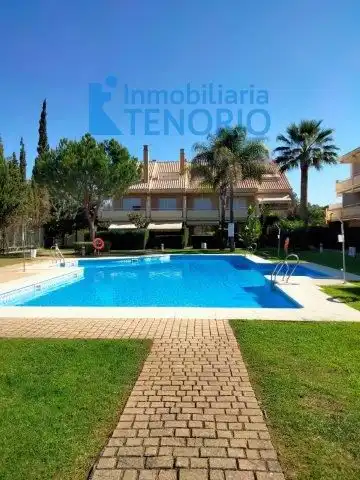 Vista exterior de Casa adosada en venta en Islantilla con Piscina comunitaria