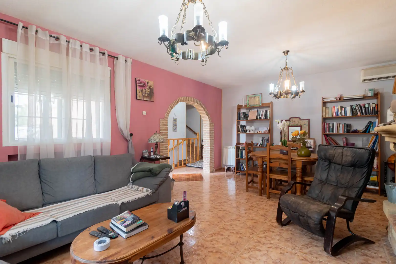 Sala de estar de Casa o chalet en venta en Nuevo Baztán con Aire acondicionado, Calefacción y Jardín privado