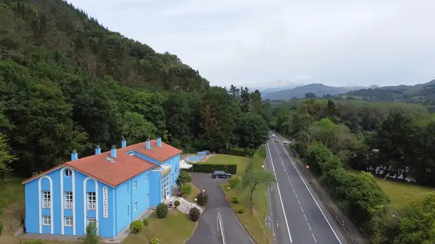 Vista exterior de Edifici en venda en Cangas de Onís amb Piscina comunitària
