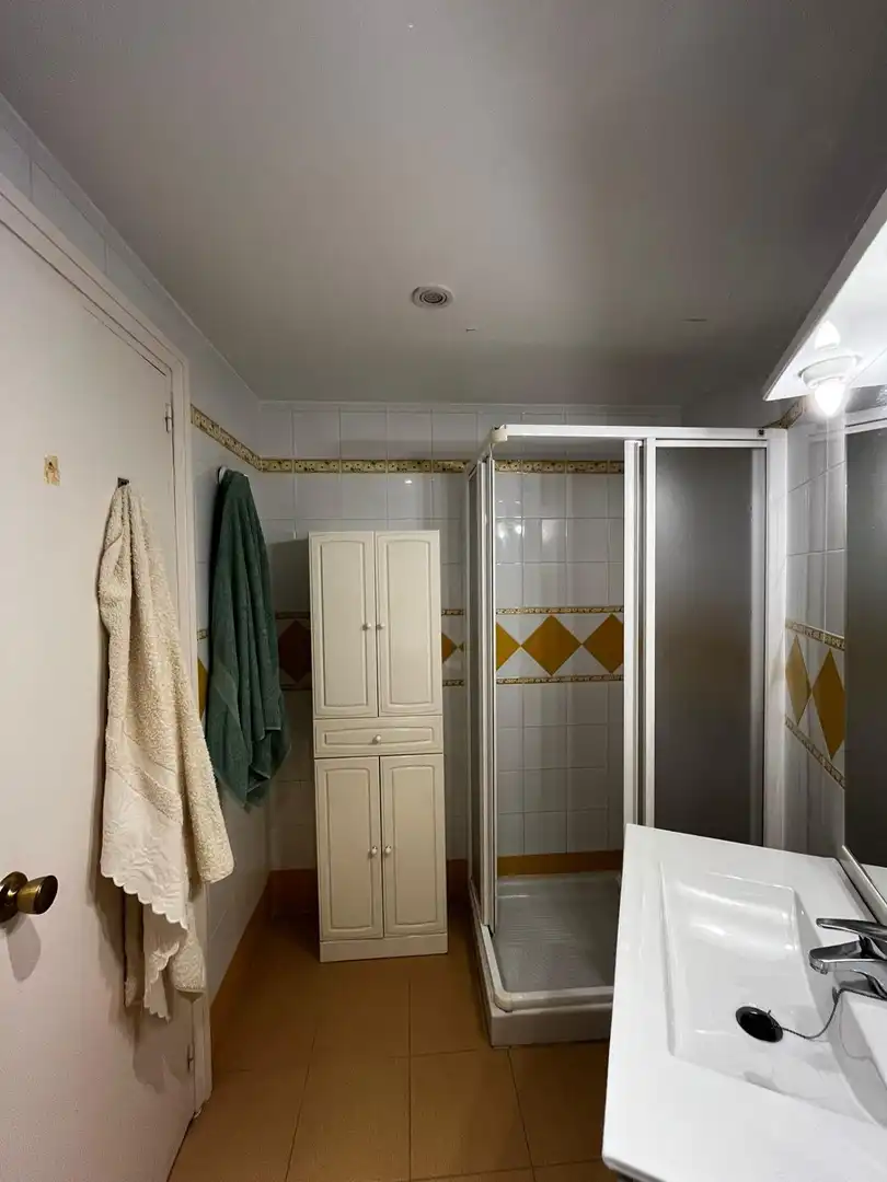 Bathroom of Flat for sale in Sevilla  with Air Conditioner, Heating and Storage room