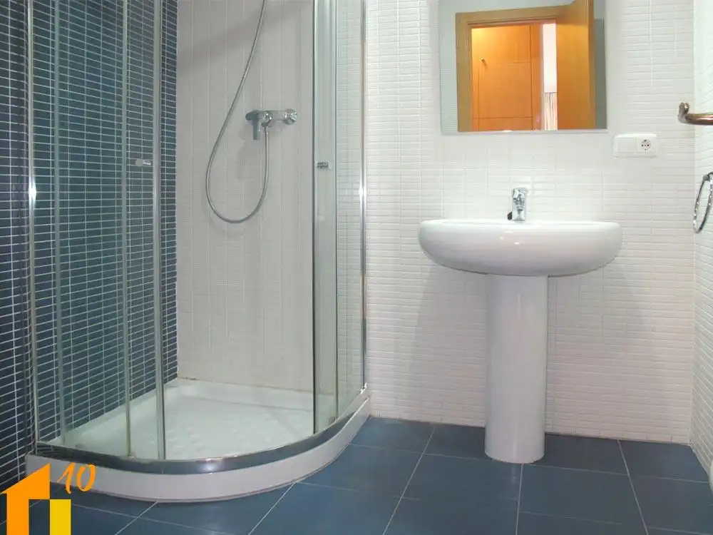 Baño de Piso de alquiler en Burgos con Calefacción y Trastero